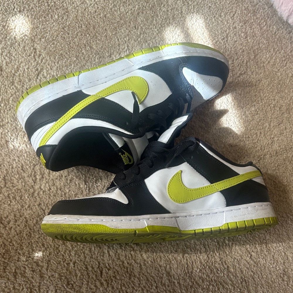 Nike low dunk Black and Green Sneakers